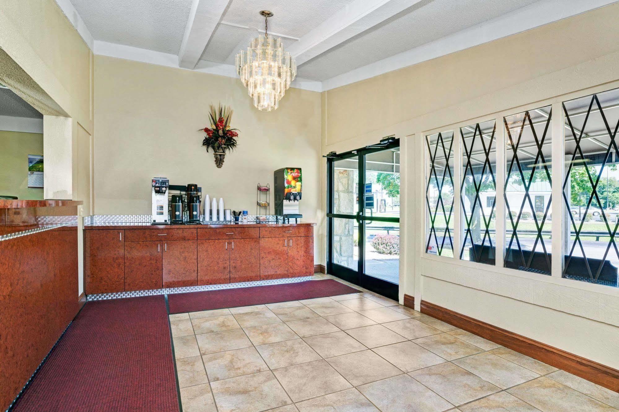 Knights Inn Charleston West Virginia Экстерьер фото