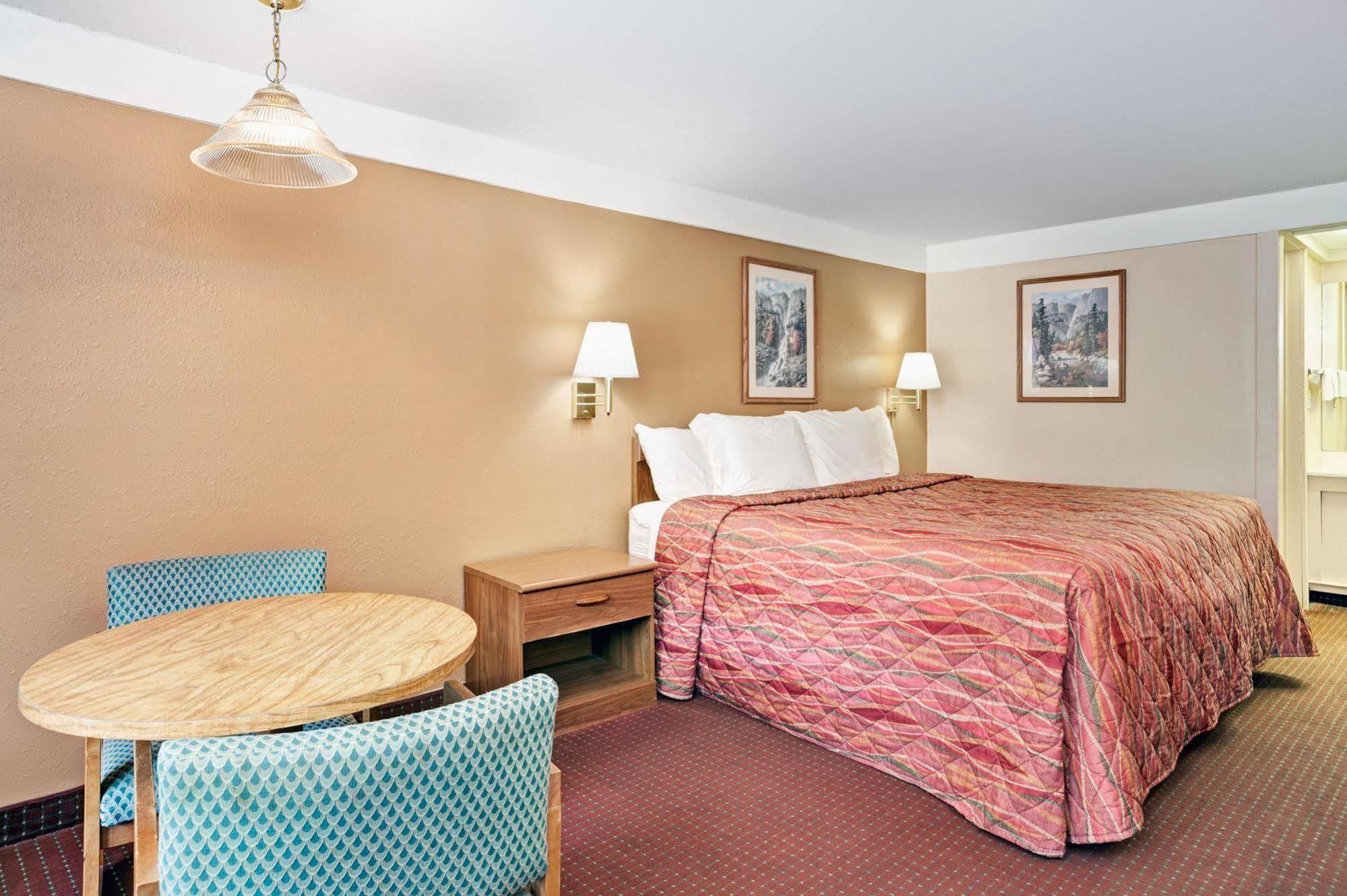 Knights Inn Charleston West Virginia Экстерьер фото